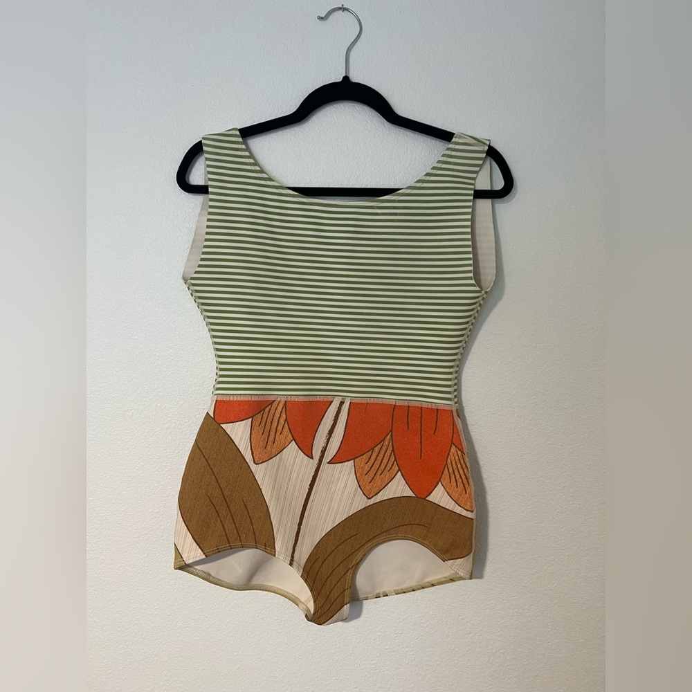 Seea Lido suit size large, like new!